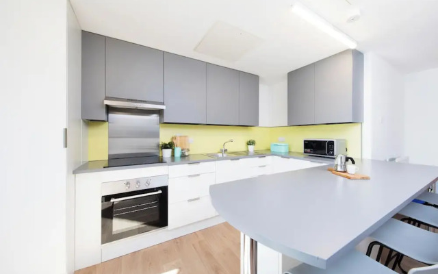 Student Only Ensuite Room in Apt London