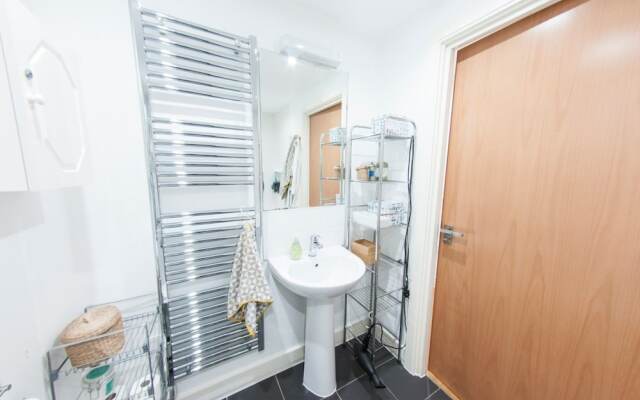 Quiet, Spacious 1BR Hackney Central Flat for 3