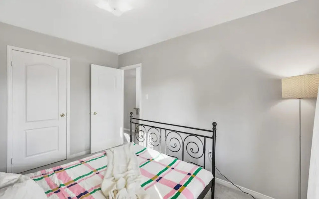 Spacious Whitby Haven 3BR Home Parking