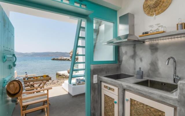 Turquoise Boathouse in Klima I