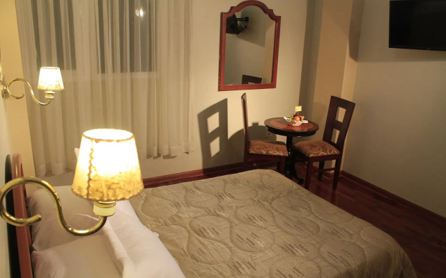 Hotel Manhattan Inn Airport