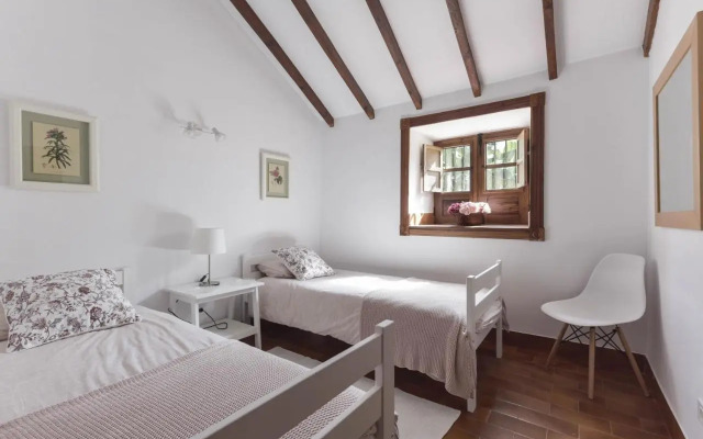 Rural House Los Orovales with Terrace and Parking