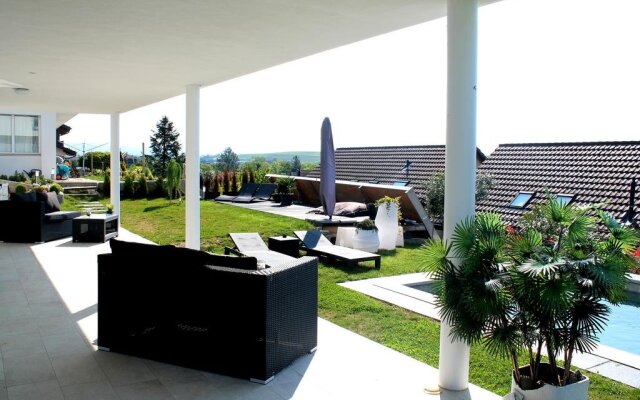 Four Seasons Lake GuestHouse