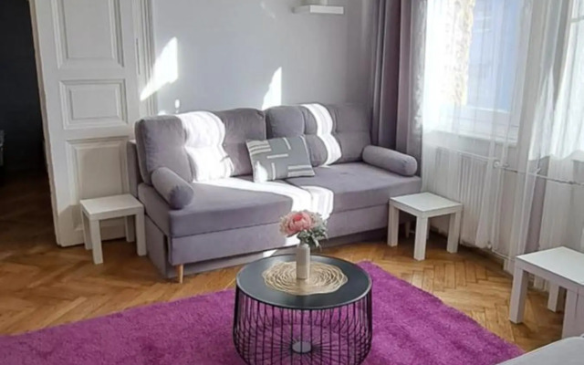 Sweet 16 Apartment in the Party District