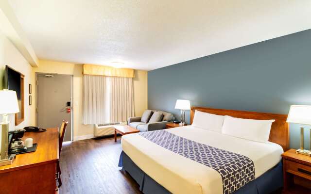 Econo Lodge Inn & Suites University