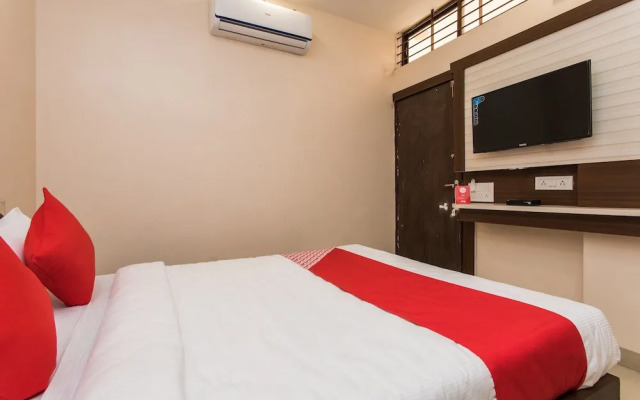 OYO 12161 Hotel Madhur Inn