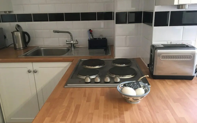 Charming 1-bedroom Apartment Near South Downs