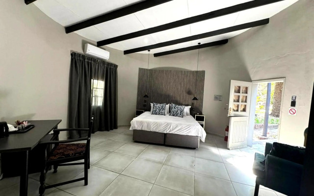Shangri-La Country Hotel
