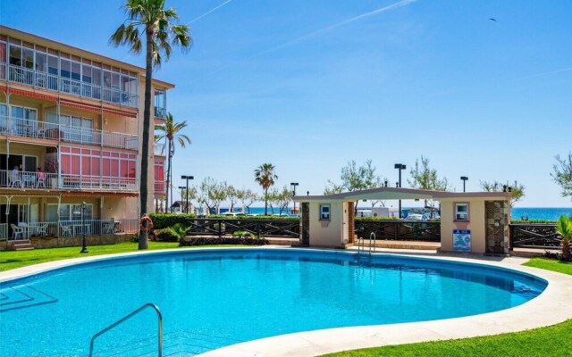 Delightful Apartment on The First Shoreline Ref 141