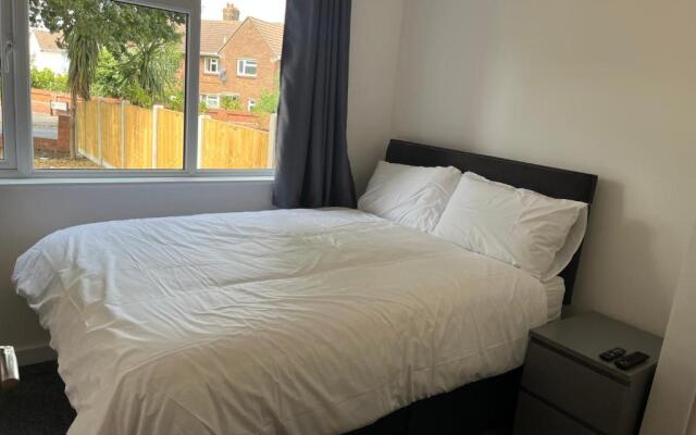 Stunning Modern 6-bedroom House all With En-suite