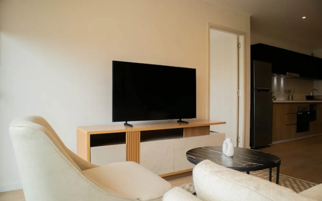 w Elegant 2BR Apartment in Miraflores Steps From Larcomar