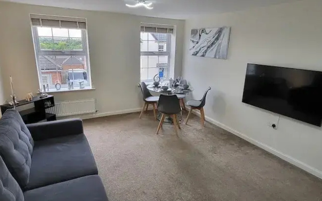 Inviting 6-bed House in Nuneaton