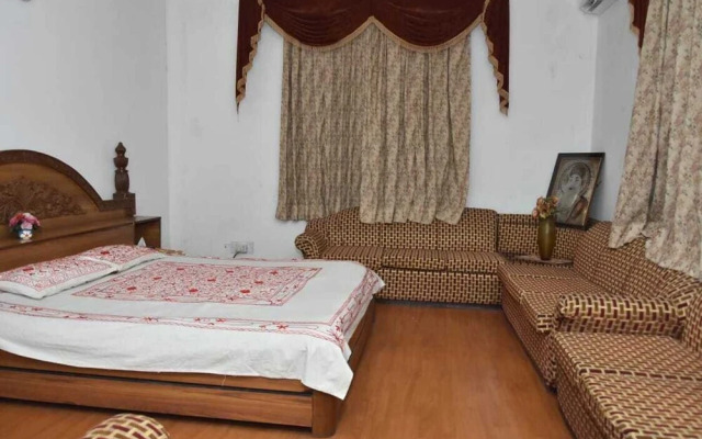 Remarkable 6-bedroom Farmhouse in South Delhi