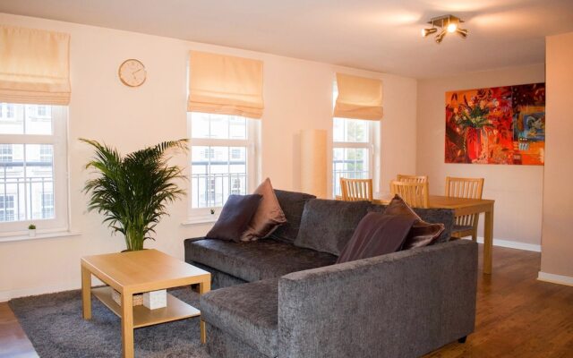 Bright and Modern Home in Edinburgh