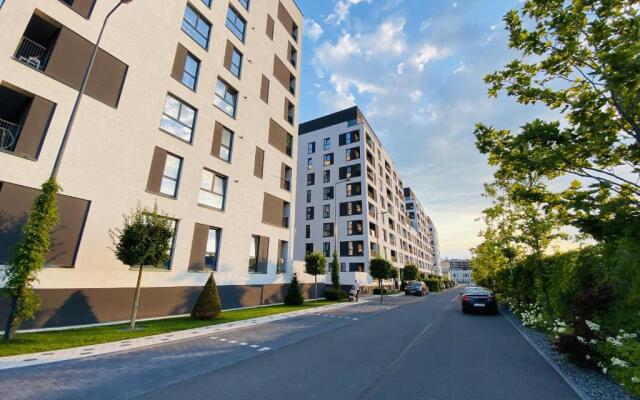 Deluxe Apartment with balcony and private parking in Colvmna Residence