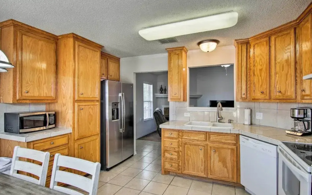 Pet-friendly Lubbock Home w/ Yard - 6 Mi to TTU