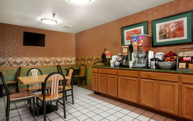 Super 8 by Wyndham Peoria East