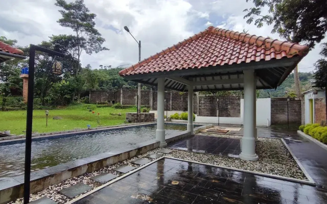 Villa Rose Gunung Bunder by Ruang Nyaman