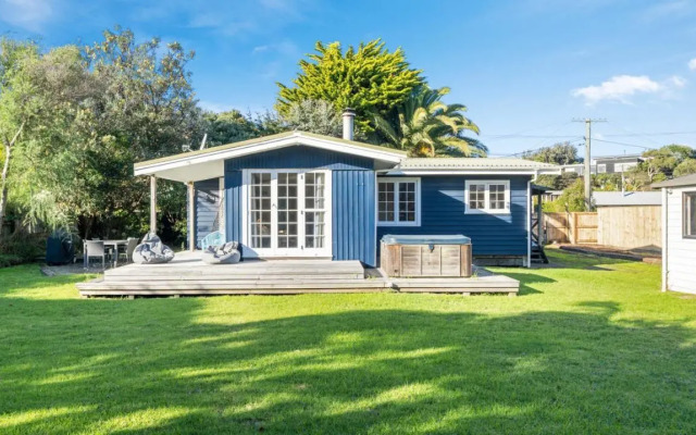 The Little Blue Bach - Waikanae Beach Holiday Home