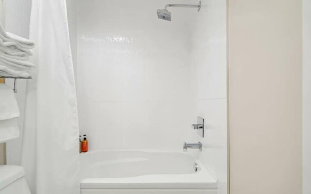 Harrison Lake Pets Welcome 3BR Suite