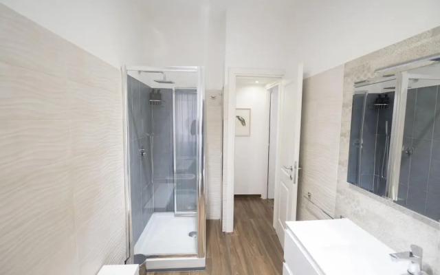 Lovely Design Apartment With Balcony