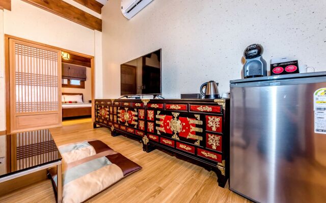 Jeju Hanok Hotel Hallagung