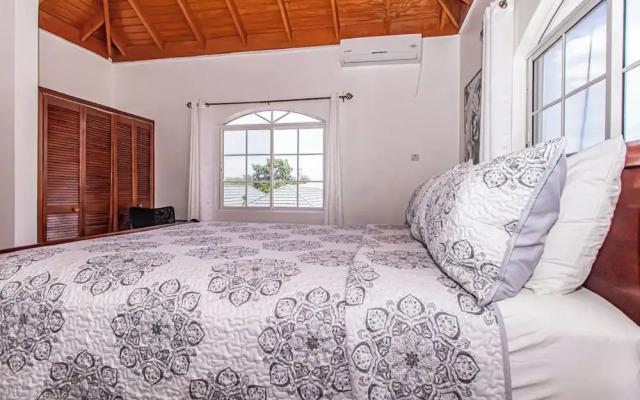 Runaway Bay Gem Villa