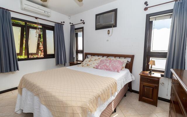 Casa com Piscina e Sinuca em Bombinhas
