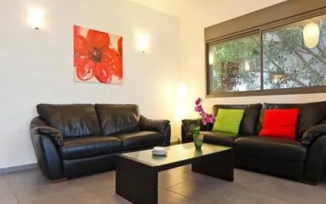 Charming 2 BR Parking Near Beach