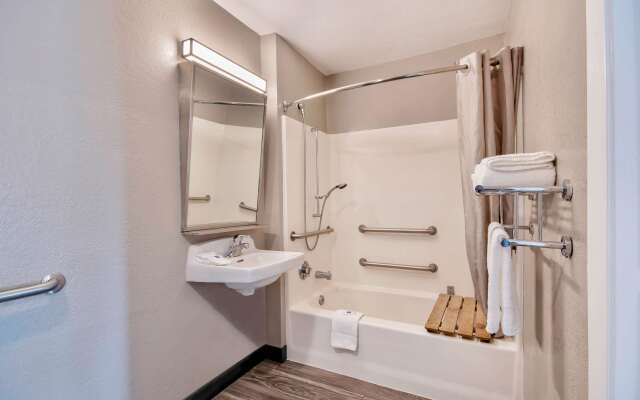 Motel 6 Marina, CA - Monterey