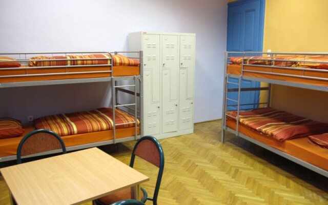 2B Hostel & Rooms