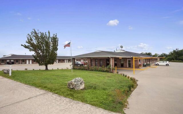 Super 8 By Wyndham Henryetta