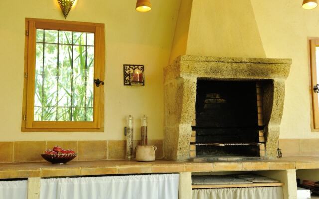 Mansion With 5 Bedrooms in Grans, With Pool Access, Furnished Garden a