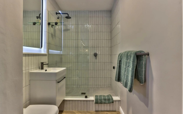 437 St Martini Gardens
