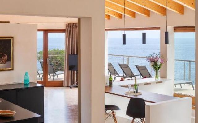 Sea Front Villa with Access Mallorca 8 Pers