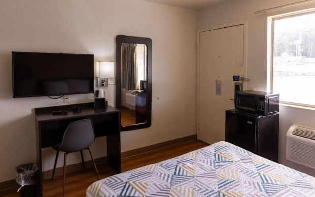 Motel 6 Lufkin, TX