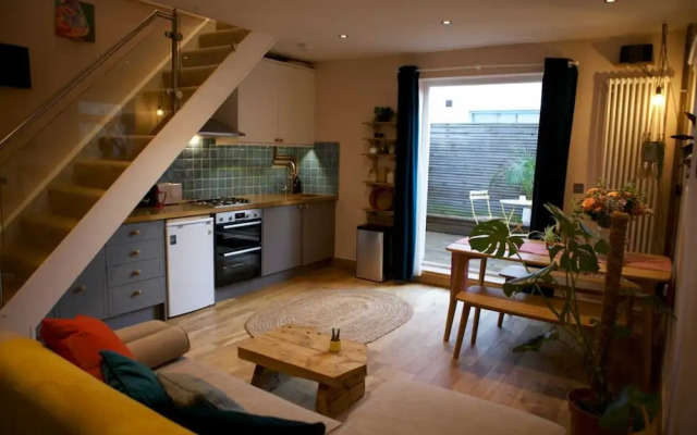 Inviting & Secluded 1BD House w/ Patio - Peckham!
