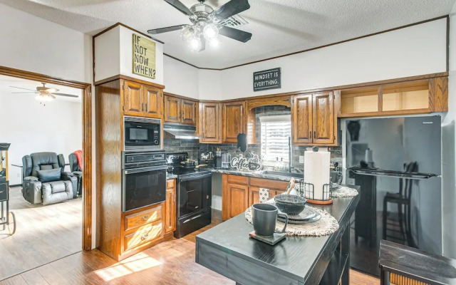 Close to Hospital & Dtwn! Quiet Waycross Home