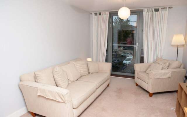 2 Bedroom Apartment With Private Parking in Bristol