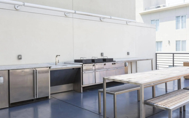 Ginosi East Bay Apartel