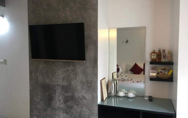 The Front Hotel and Apartment