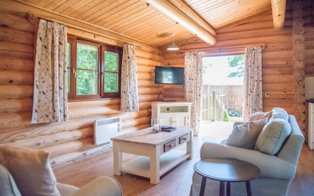 Willow Lodge With Hot Tub, Kingfishers