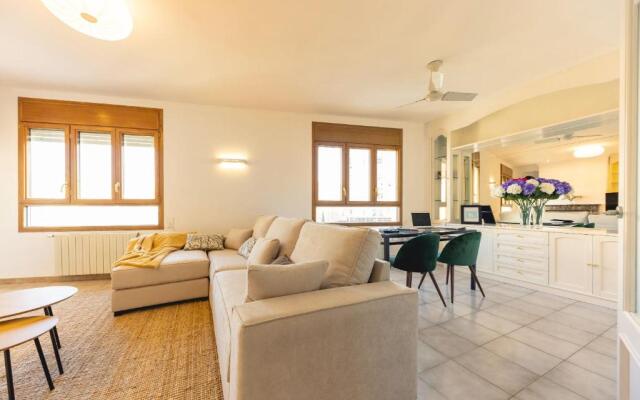 Bravissimo El Lleó, bright 4-bedroom apartment