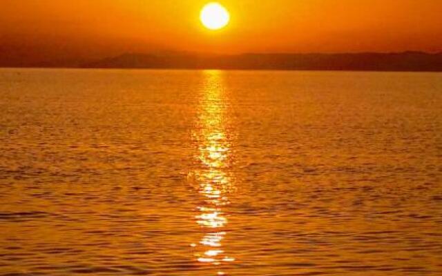 Golden Sunset Beach Apartment