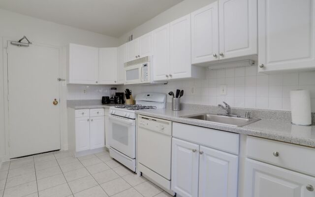 Luxury & Comfortable condo Crystal city