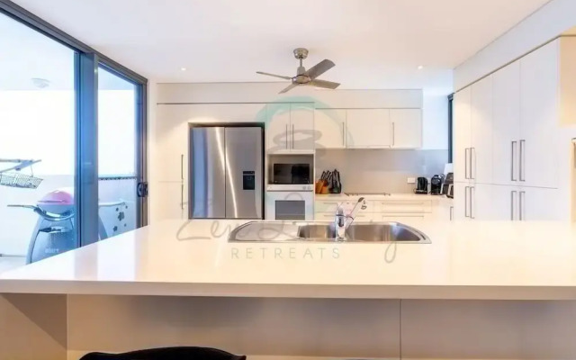 Zen Arkaba 3BR Luxury Waterfront Apt Pool BBQ