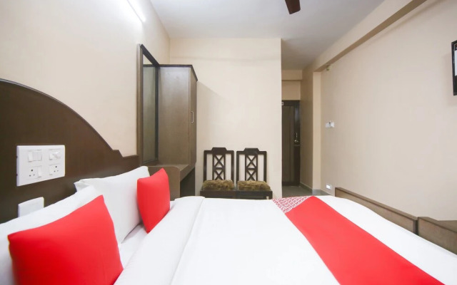 OYO 61379 Golden Cafe Boarding & Lodging