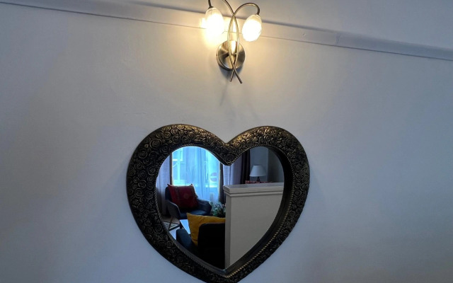 Beautiful 2b Apt in the Heart of Glastonbury.