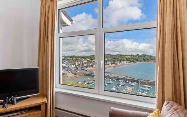 Captains View - Sea and Harbour Views Parking
