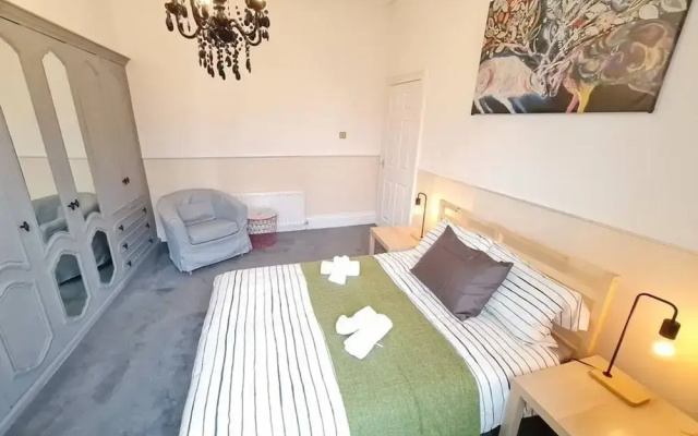 Large 3 Bed Flat Free Parking
